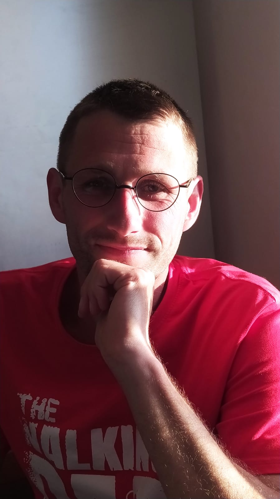 Výjimečně v civilu oholen a v okulárech